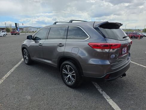 Used 2019 Toyota Highlander LE AWD/4WD image 5
