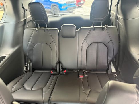 New 2026 Chrysler Pacifica Select FWD image 12