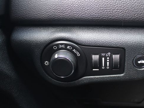 Used 2015 Chrysler 200 Limited w/ Convenience Group image 24