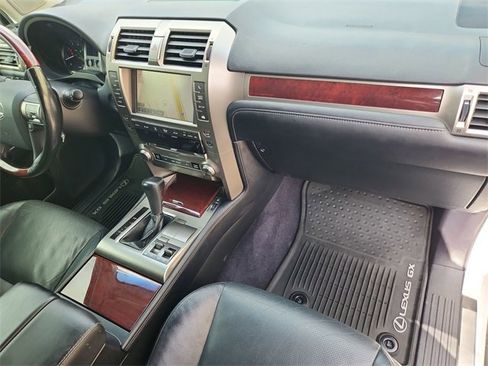 Used 2017 Lexus GX 460 Premium w/ Premium Package image 29