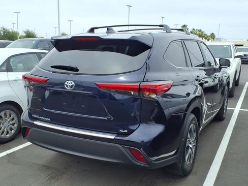 Used 2023 Toyota Highlander XLE FWD image 3