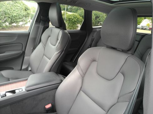 Used 2024 Volvo XC60 B5 Plus w/ Climate Package AWD/4WD image 11