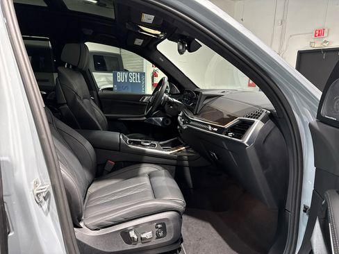 Used 2025 BMW X7 M60i image 32