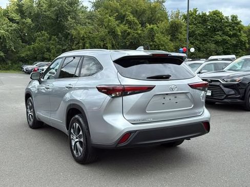 Certified 2025 Toyota Highlander XLE AWD/4WD image 4