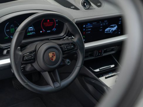 Certified 2025 Porsche Cayenne GTS AWD/4WD image 20