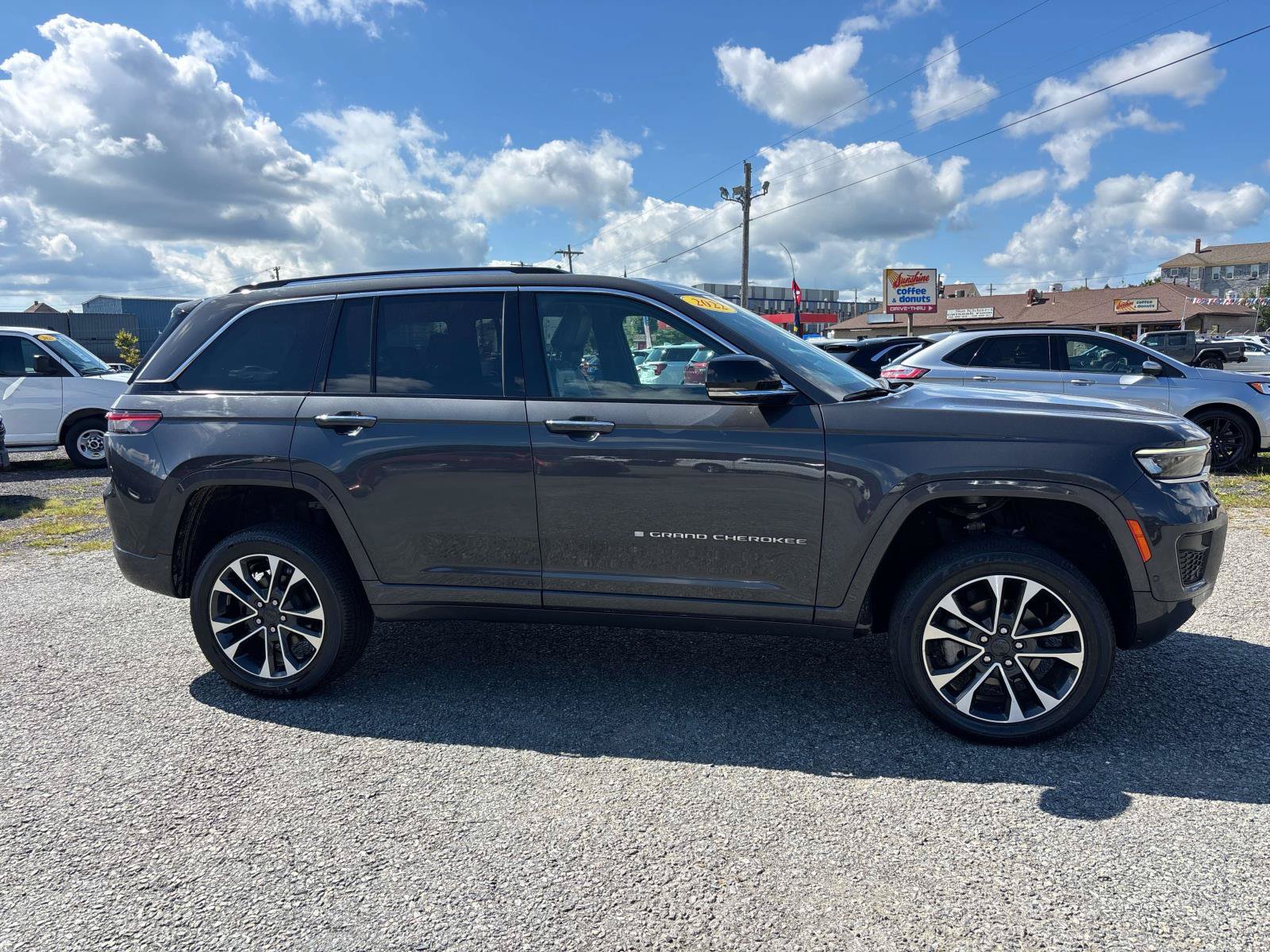Used 2022 Jeep Grand Cherokee Overland AWD/4WD image 4
