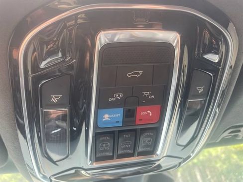 Used 2023 Jeep Grand Wagoneer L Series III w/ Rear Seat Video Group 1 AWD/4WD image 17