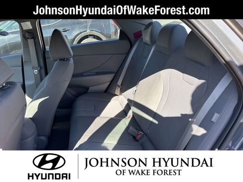 Certified 2025 Hyundai Elantra SE image 13