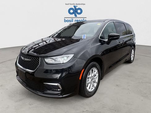Used 2025 Chrysler Pacifica Select FWD image 2
