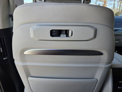 Used 2024 BMW X7 xDrive40i w/ Executive Package image 17