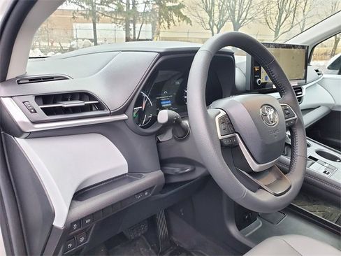 Used 2025 Toyota Sienna XLE image 20