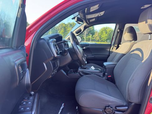 Used 2017 Toyota Tacoma TRD Sport w/ Tow Package AWD/4WD image 12