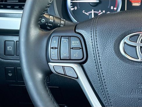 Used 2017 Toyota Highlander Limited AWD/4WD image 11