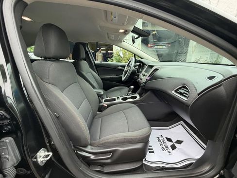 Used 2017 Chevrolet Cruze LS FWD image 33