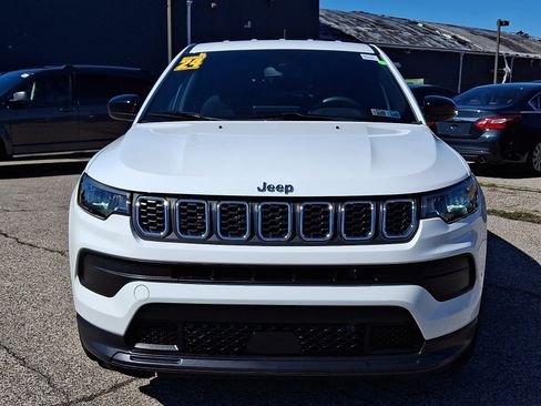 Used 2024 Jeep Compass Sport image 2