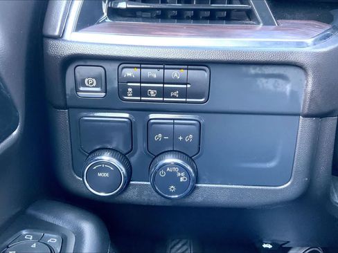 Used 2025 Chevrolet Suburban LT RWD image 33