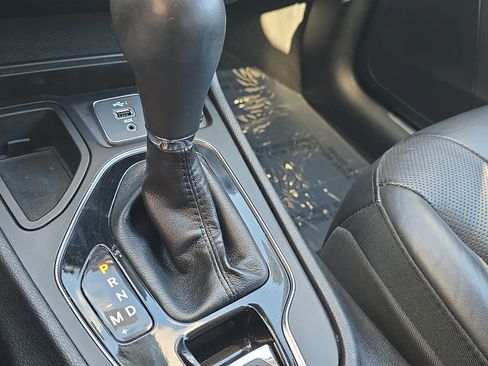 Used 2019 Jeep Cherokee Limited FWD image 22