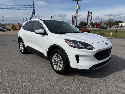 Used 2021 Ford Escape SE image 3