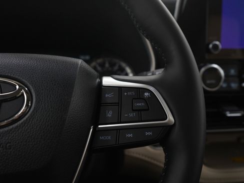 Used 2025 Toyota Highlander XLE AWD/4WD image 27