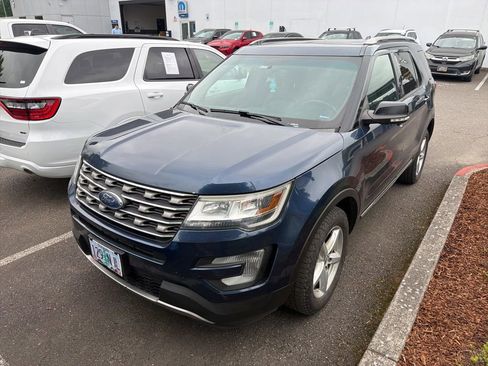 Used 2017 Ford Explorer XLT w/ Equipment Group 202A AWD/4WD image 3