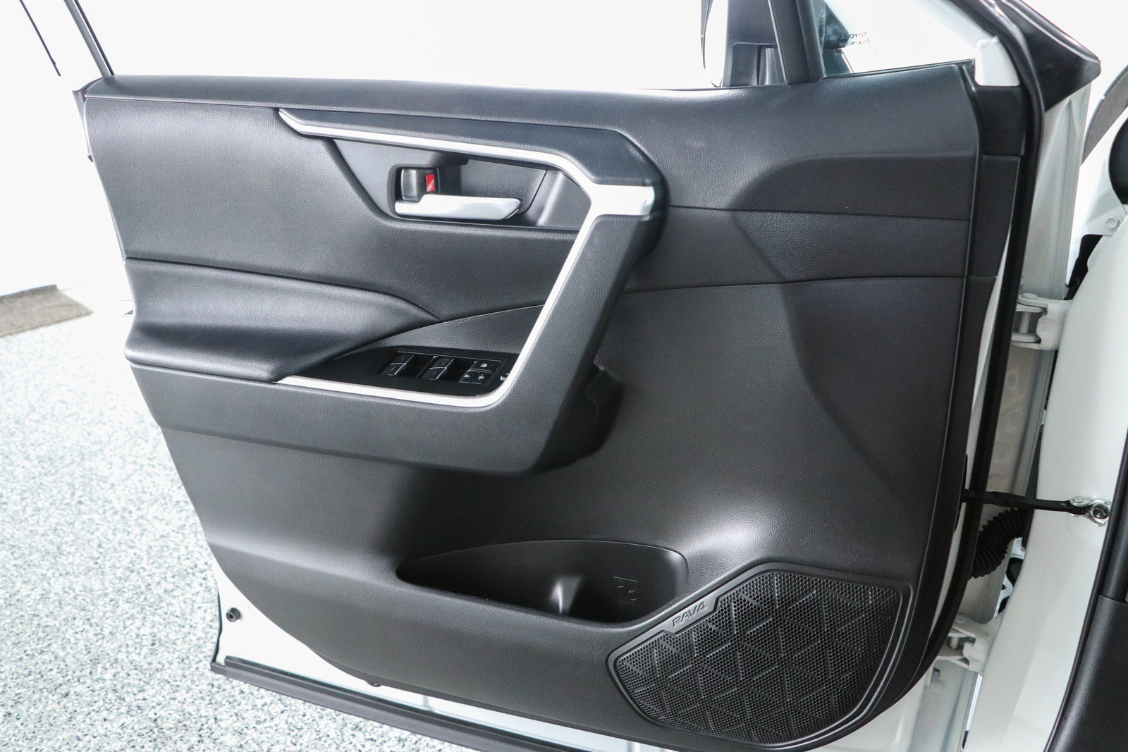 Used 2025 Toyota RAV4 XLE FWD image 21
