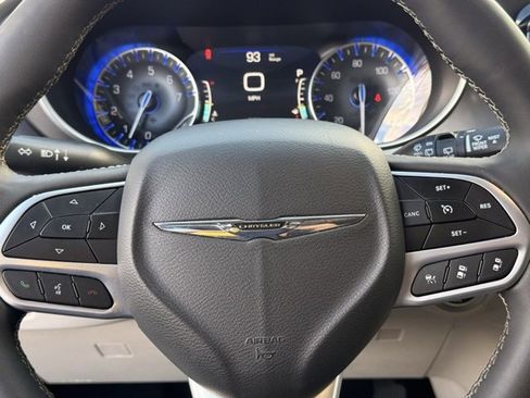 Used 2024 Chrysler Pacifica Touring-L image 21