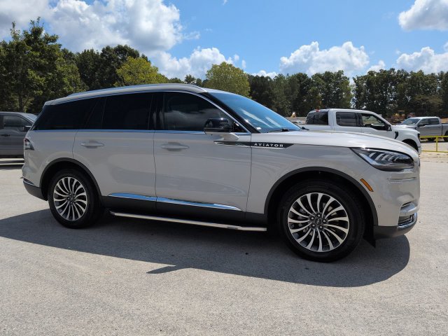 Used 2023 Lincoln Aviator Reserve w/ Equipment Group 201A AWD/4WD image 2