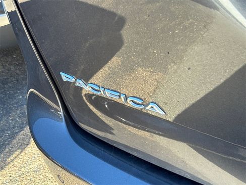 Used 2023 Chrysler Pacifica Touring-L image 9