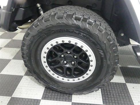 Used 2018 Jeep Wrangler Unlimited Rubicon w/ Dual Top Group AWD/4WD image 17