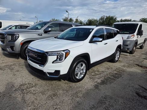 Used 2024 GMC Terrain SLE w/ Driver Convenience Package FWD image 3