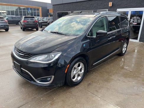 Certified 2018 Chrysler Pacifica Touring-L image 3
