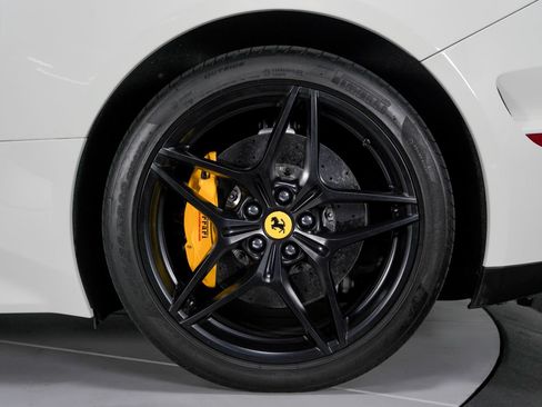 Used 2016 Ferrari California T RWD image 20