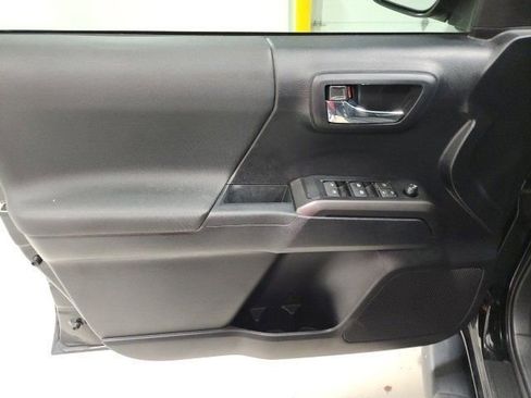 Used 2019 Toyota Tacoma TRD Sport image 19
