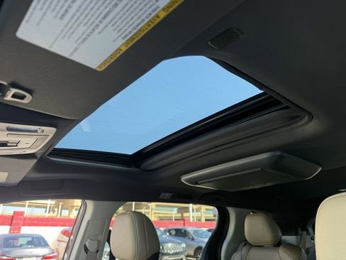 Used 2023 Toyota Sienna Limited image 25