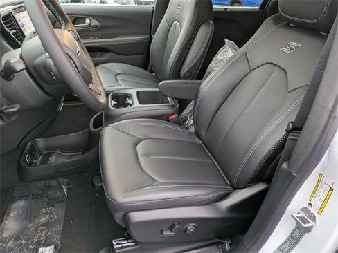 New 2026 Chrysler Pacifica Select w/ S Appearance Package image 11