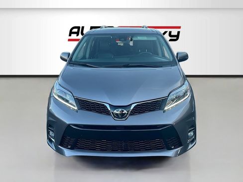 Used 2020 Toyota Sienna SE w/ Carpet Mat Package FWD image 2