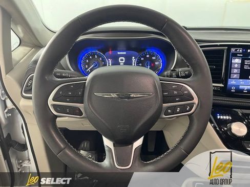 Used 2024 Chrysler Pacifica Touring-L AWD/4WD image 18