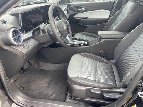 Used 2025 Chevrolet Trax LT w/ Driver Confidence Package image 9