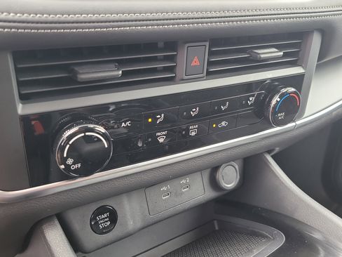 Used 2025 Nissan Rogue S image 23