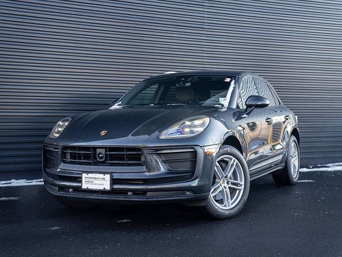 Certified 2025 Porsche Macan image 1