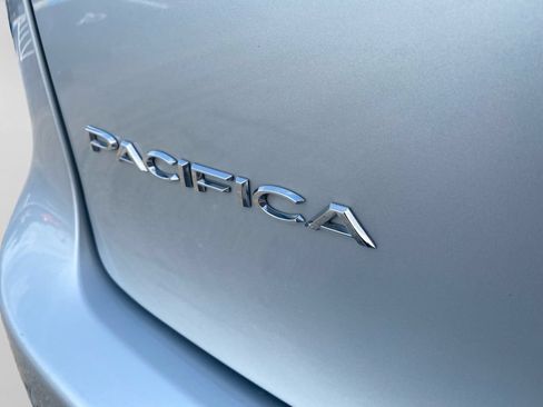 Used 2024 Chrysler Pacifica Touring-L FWD image 31