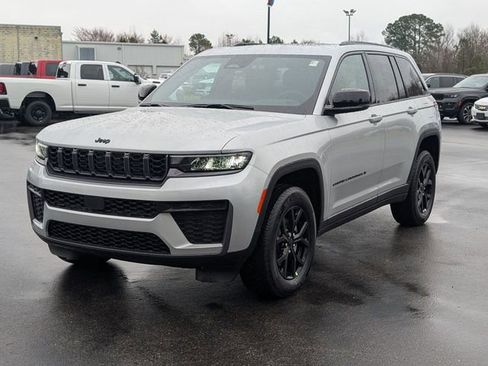 New 2026 Jeep Grand Cherokee Laredo image 4