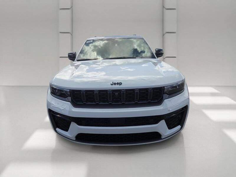 New 2027 Jeep Grand Cherokee Limited AWD/4WD image 2