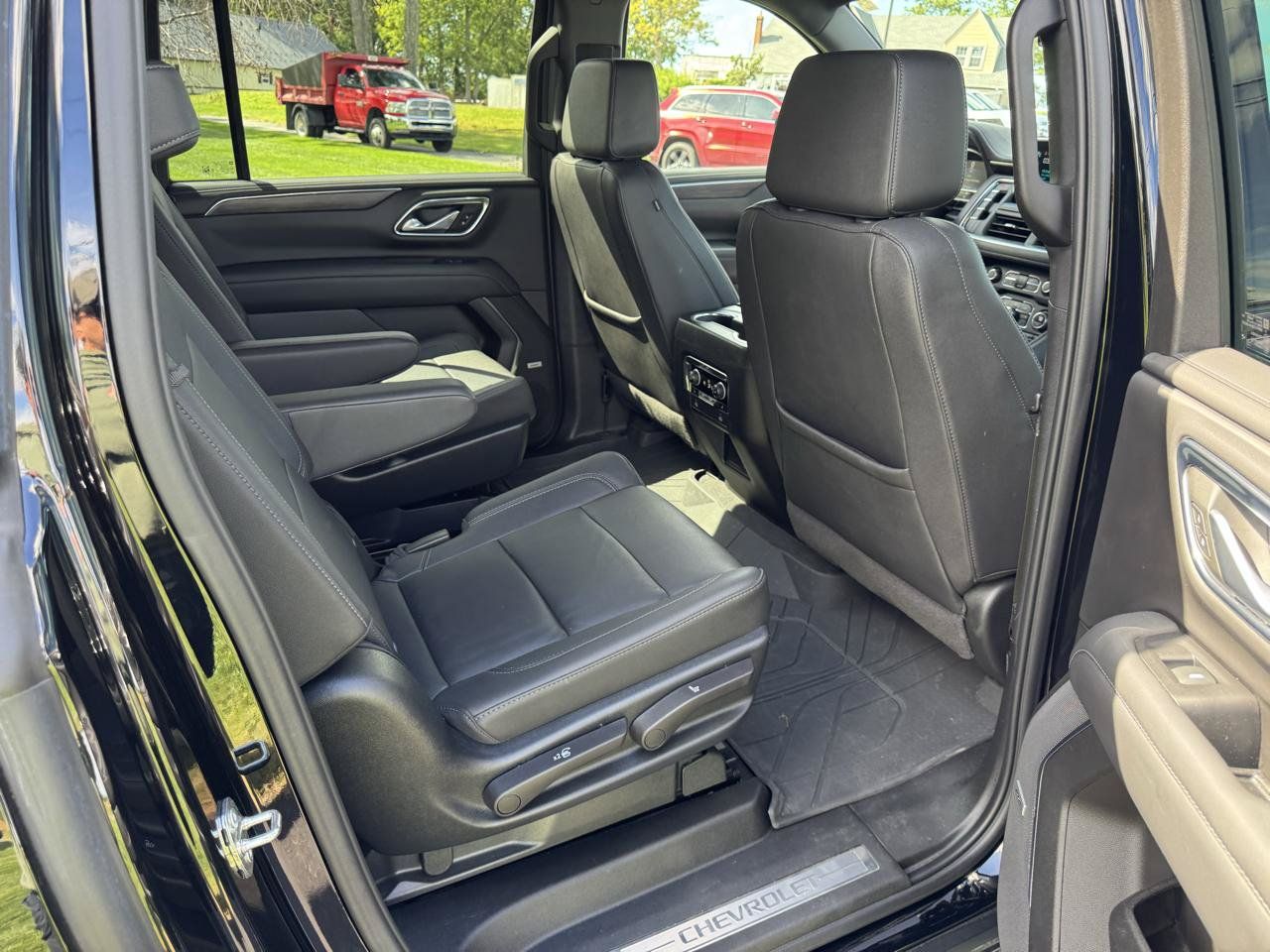 Used 2023 Chevrolet Suburban Z71 w/ Off-Road Capability Package AWD/4WD image 16