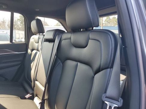 New 2025 Jeep Grand Cherokee Limited image 15