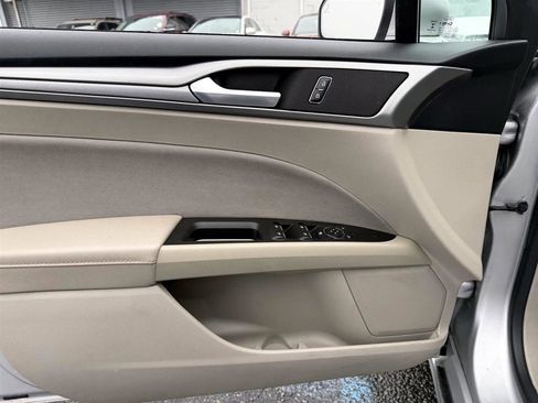 Used 2018 Ford Fusion SE image 15