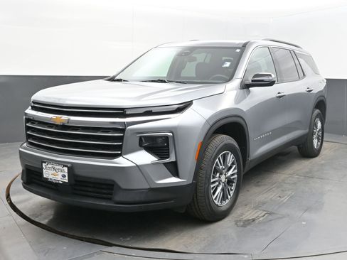 Used 2025 Chevrolet Traverse LT image 4