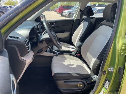 Used 2024 Hyundai Venue SEL FWD image 8