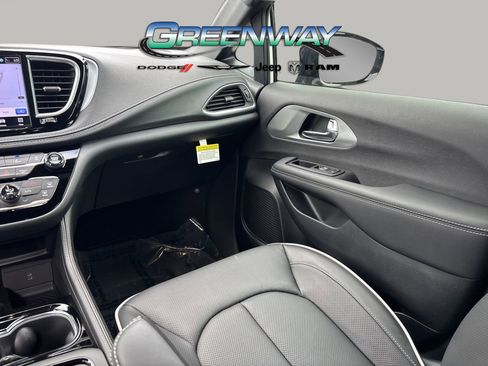 New 2026 Chrysler Pacifica Limited w/ S Appearance Package image 15