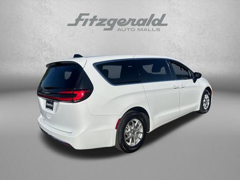 Used 2024 Chrysler Pacifica Touring FWD image 7